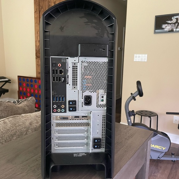 Alienware Aurora R10 GAMING PC - Picture 3 of 8